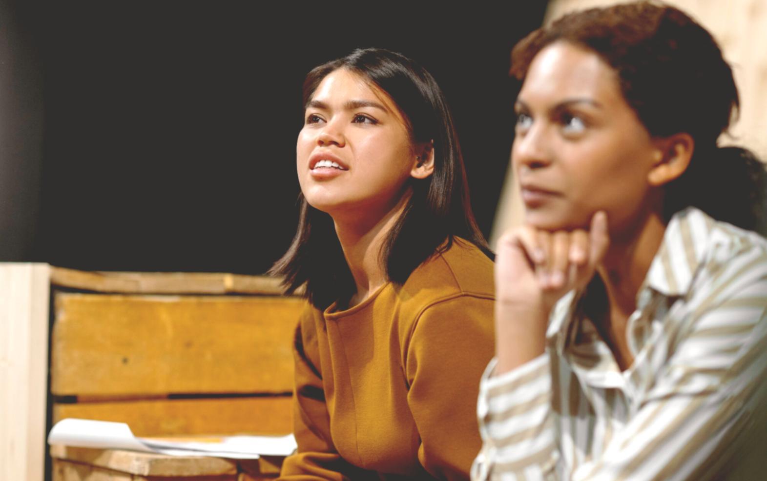 Heller Trainingsraum mit offenem Bewegungsbereich für Körpertheaterübungen