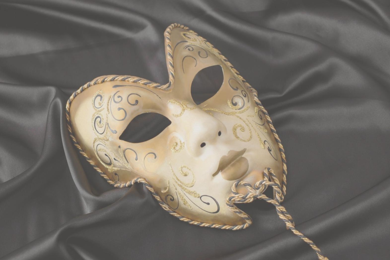 Teilnehmer eines physischen Theaterworkshops in Bewegung